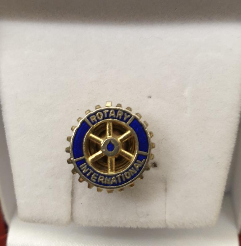 Club News 2022 - 2023 President Stav Melides - Mike Robinson in his capacity of 'International Project Manager' is passing this Rotary gold pin on to Rotarian Dickson Ntwiga for his  long term commitment of 